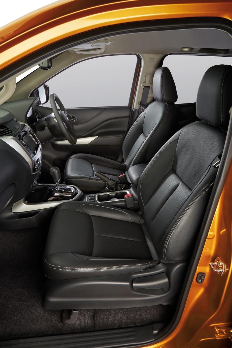 Интерьер Nissan Navara Double Cab (D23) 2017 года  (ZA) (фото 5 из 26)